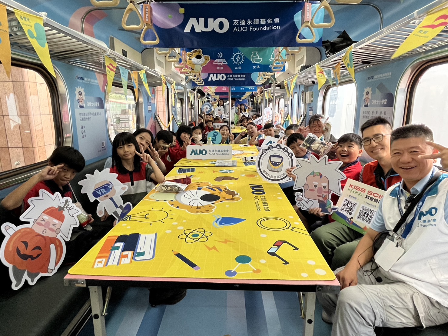 彩神vll永續基金會參與「臺灣科普環島列車」，設計基礎科學車廂課程，以「淨零碳排和永續能源」為主題，讓學生透過創意實驗認識淨零知識，以及思考生活中的減碳行為