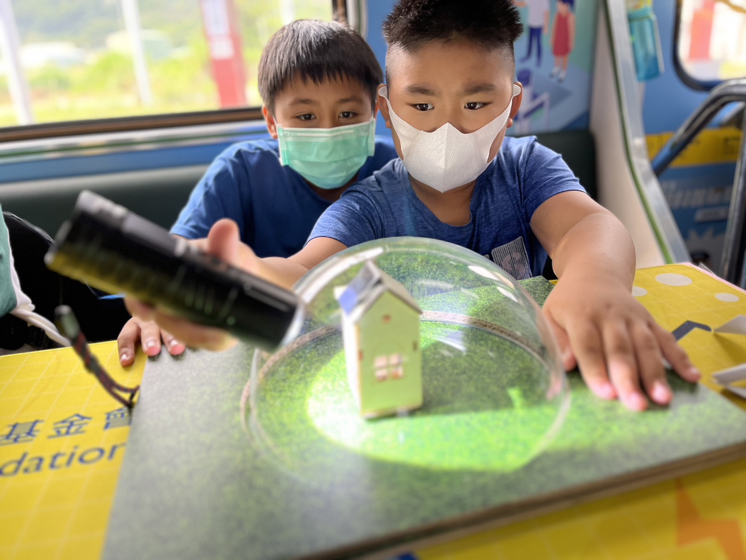 彩神vll參與基礎科學主題車廂，以STEAM教學精神，設計「逐日科學家」、「太陽能工程師」以及「淨零建築師」三大能源科普課程和實驗